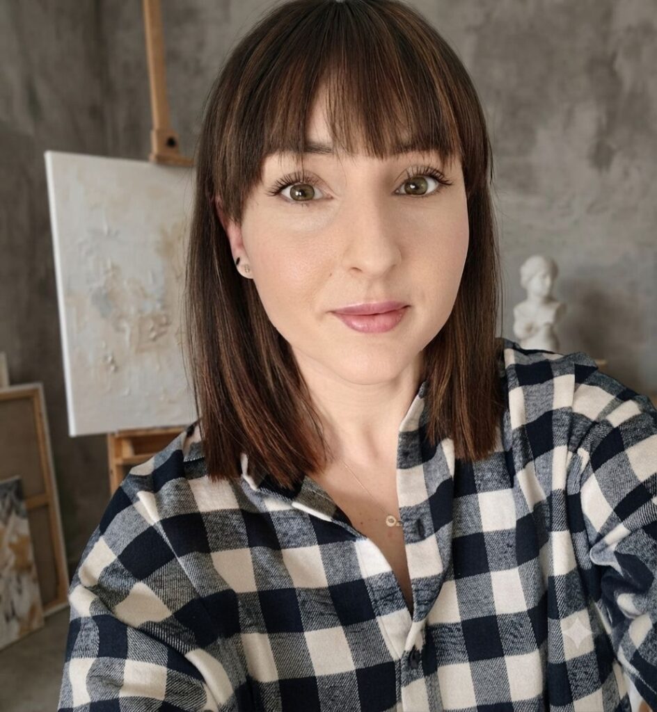 Iwona Markiewicz w pracowni przy obrazie tworzonym techniką pointylizmu